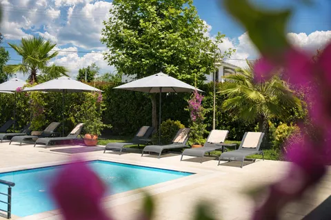 DİDİ Otel Sapanca havuzu, şezlonglar ve şemsiyeler